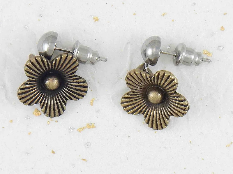 Short earrings with 3-dimensional brass flowers, stainless steel studs