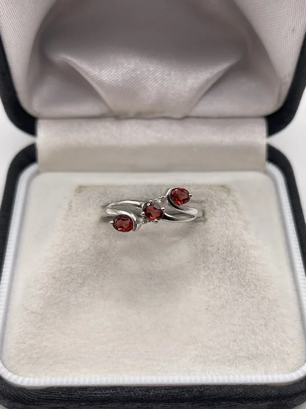 9ct white gold garnet and diamond ring