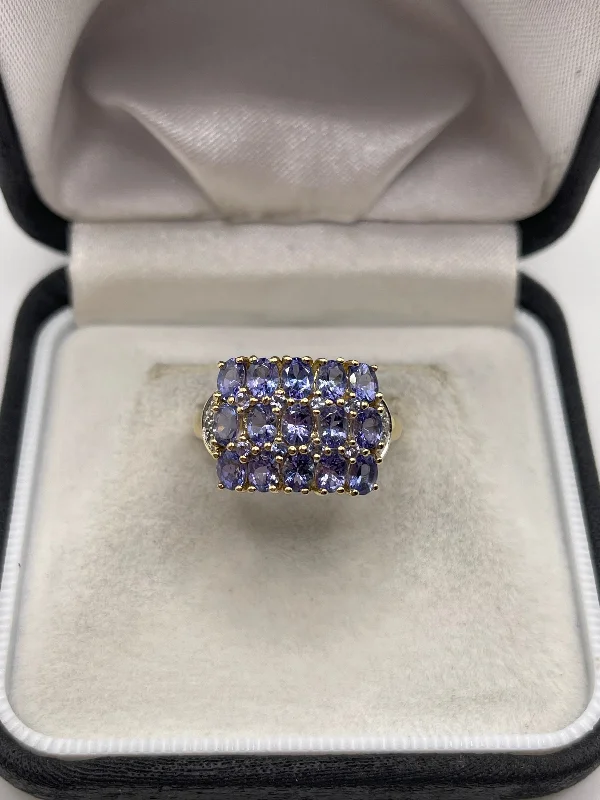 9ct gold tanzanite and diamond ring