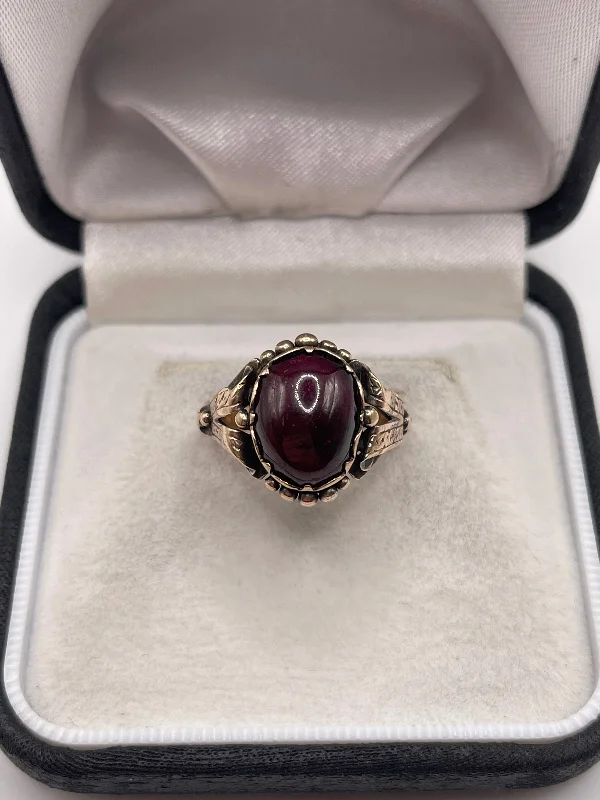 9ct gold cabochon garnet ring