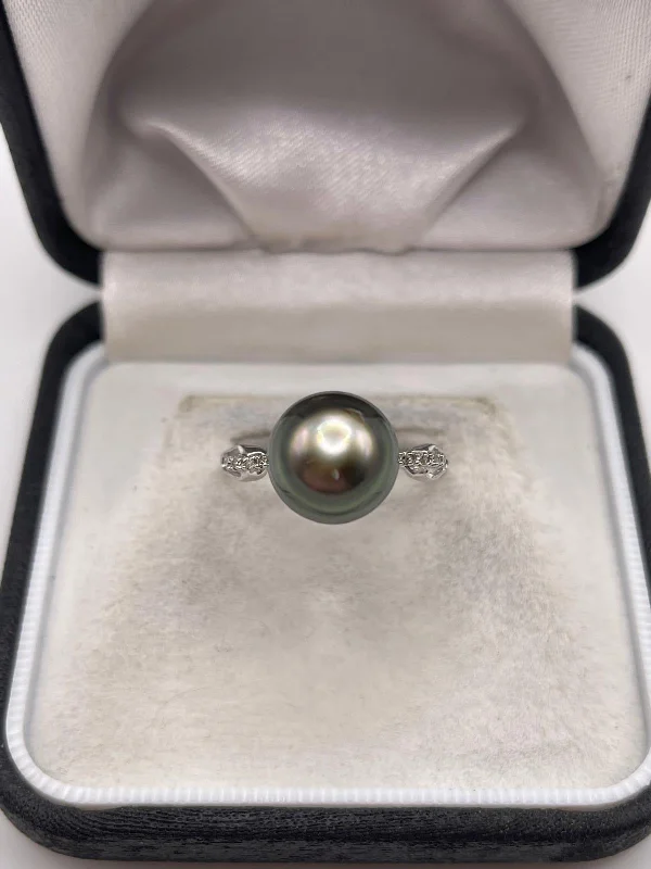 9ct white gold pearl and diamond ring