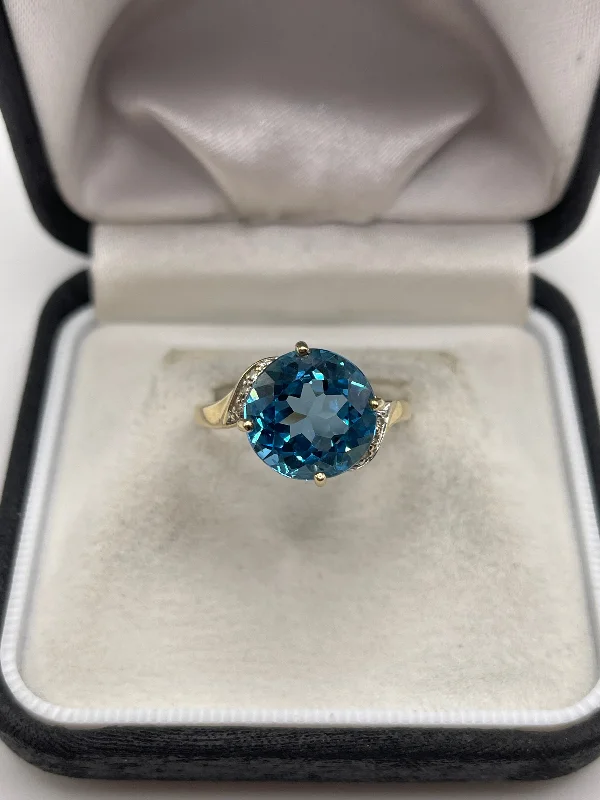 9ct gold blue topaz and diamond ring