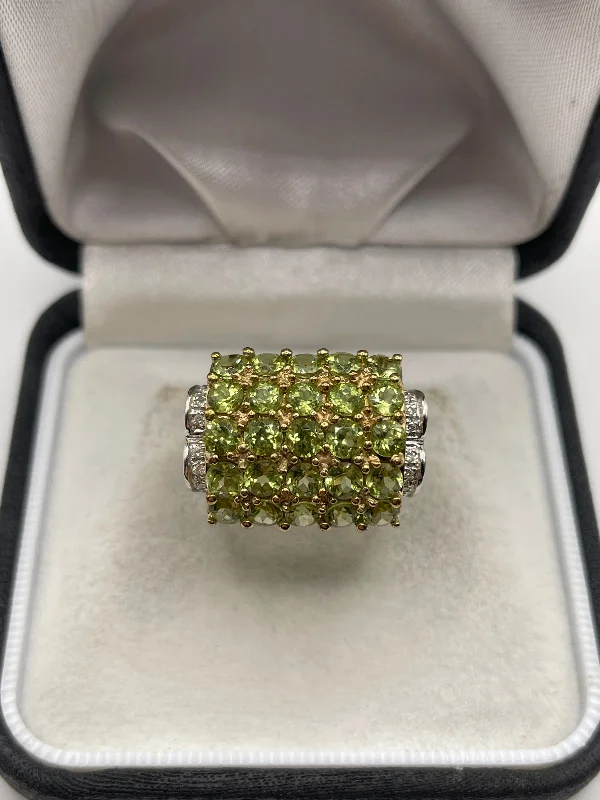 9ct gold peridot and diamond ring