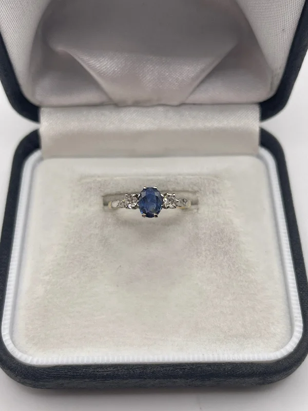 18ct gold sapphire and diamond ring