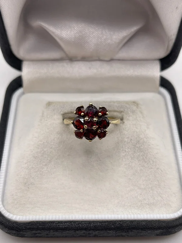 9ct gold garnet cluster ring